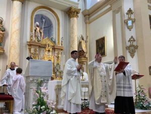 El obispo bendice el nuevo órgano de tubos